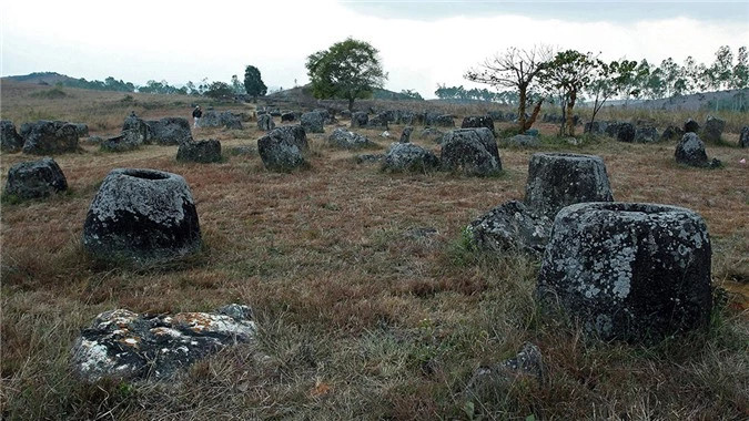 Cánh đồng chum vẫn là một trong những địa điểm khảo cổ nguy hiểm nhất thế giới. Những quả bom chưa nổ sót lại, vẫn thỉnh thoảng gây thương tích cho con người. Du khách đến đây chỉ được tham quan an toàn ở 3 vị trí là Vị trí 1, 2, 3 và phải theo chỉ dẫn của các biển báo các quả bom chưa nổ.