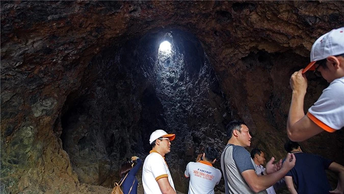 Trần hang có 2 chiếc lỗ thông hơi để khói bay lên trên. Đã có nhiều di cốt được tìm thấy tại đây.
