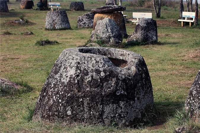 Chiếc chum đá nửa chìm nửa nổi trên mặt đất trong khu vực được phép tham quan.