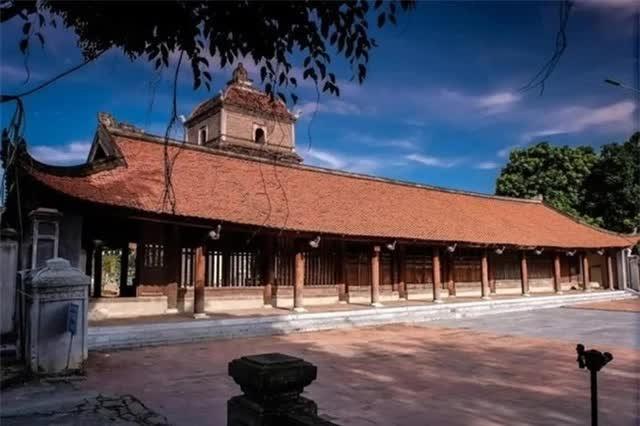 Các nhà sư Ấn Độ đầu tiên đã từng đến chùa Dâu. Nhiều đại danh sư cũng đến đây tu hành, làm trụ trì, có thể kể đến như: Mâu Bác ở thế kỷ II, Khương Tăng Hội, Chi Cương Lương ở thế kỷ III và Thiển sư Tỳ Ni Đa Lưu Chi ở thế kỷ VI. Trong đó, sư Tỳ Ni Đa Lưu Chi lập ra một phái Thiền ở nước ta.