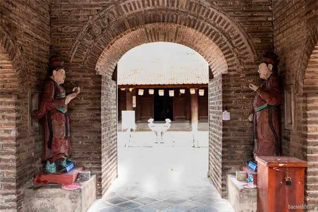  Tương truyền chùa Dâu được xây từ buổi đầu Công Nguyên, cụ thể khởi công xây dựng vào năm 187 và hoàn thành vào năm 226. Như vậy tính theo mốc thời gian này, chùa Dâu hiện đã gần 1800 năm tuổi. Đến năm 1313 ngôi chùa được xây lại và trùng tu nhiều lần trong những thế kỷ sau.