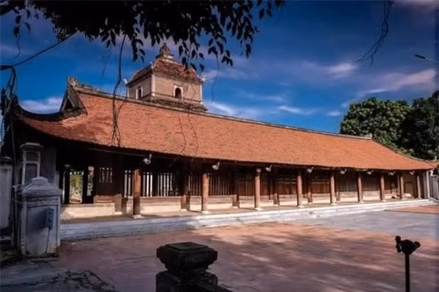 Các nhà sư Ấn Độ đầu tiên đã từng đến chùa Dâu. Nhiều đại danh sư cũng đến đây tu hành, làm trụ trì, có thể kể đến như: Mâu Bác ở thế kỷ II, Khương Tăng Hội, Chi Cương Lương ở thế kỷ III và Thiển sư Tỳ Ni Đa Lưu Chi ở thế kỷ VI. Trong đó, sư Tỳ Ni Đa Lưu Chi lập ra một phái Thiền ở nước ta.