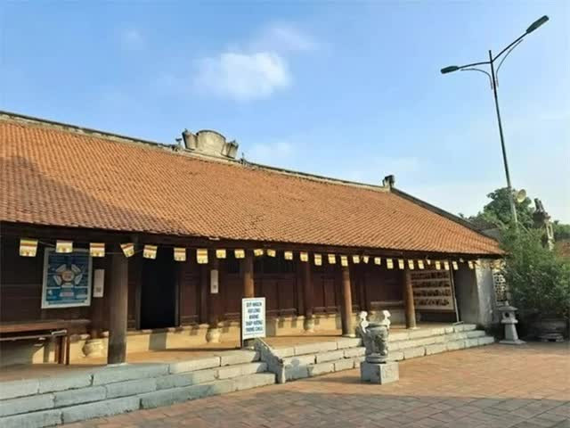 Vào thời vua Trần Anh Tông, người đã sai trạng nguyên Mạc Đĩnh Chi kiến thiết lại chùa Dâu thành ngôi chùa trăm gian, tháp chín tầng, cầu chín nhịp. Hiện tại trong tòa thượng điện của chùa Dâu còn sót lại những mảng chạm khắc từ thời Trần và thời Lê. Năm 2013, chùa được công nhận là Di tích lịch sử quốc gia.