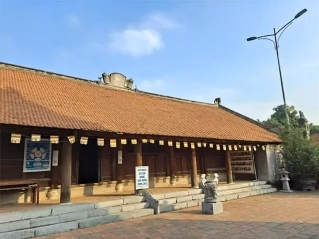 Vào thời vua Trần Anh Tông, người đã sai trạng nguyên Mạc Đĩnh Chi kiến thiết lại chùa Dâu thành ngôi chùa trăm gian, tháp chín tầng, cầu chín nhịp. Hiện tại trong tòa thượng điện của chùa Dâu còn sót lại những mảng chạm khắc từ thời Trần và thời Lê. Năm 2013, chùa được công nhận là Di tích lịch sử quốc gia.