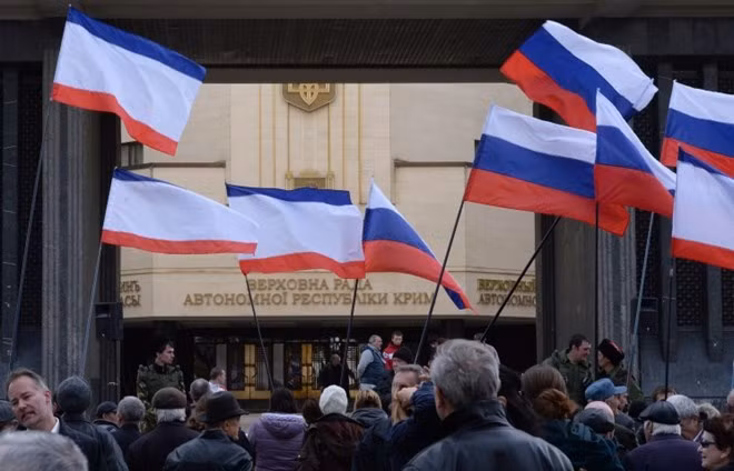 Những người thân Nga tụ tập bên ngoài tòa thị chính Crimea.