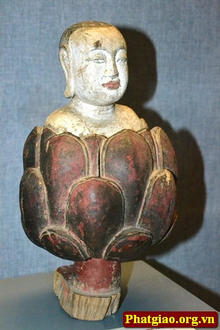 Tượng Phật Thích ca sinh ra từ hoa sen, làm bằng gỗ sơn son thời Lê Trung Hưng, thế kỷ XVII.