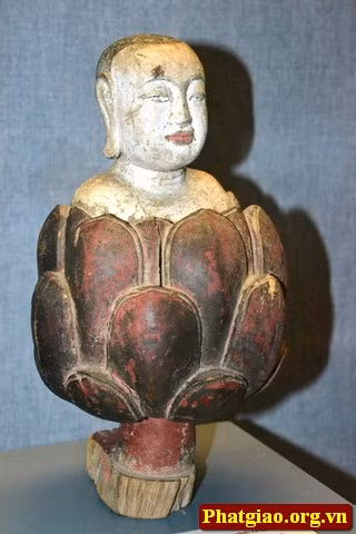 Tượng Phật Thích ca sinh ra từ hoa sen, làm bằng gỗ sơn son thời Lê Trung Hưng, thế kỷ XVII.