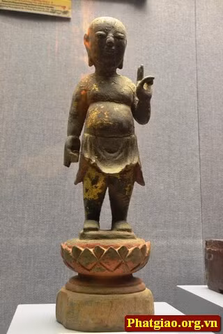 Tượng Phật Thích ca sơ sinh, làm bằng gỗ sơn son thếp vàng thời Lê Trung Hưng, thế kỷ XVII.