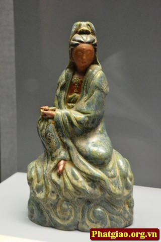 Quan Âm Bồ tát bằng gốm men rạn, thời Nguyễn, thế kỷ XIX.