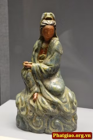 Quan Âm Bồ tát bằng gốm men rạn, thời Nguyễn, thế kỷ XIX.