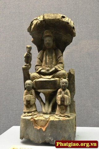 Tượng gỗ Quan Thế Âm Bồ Tát, làm bằng gỗ sơn thời Lê Trung Hưng, thế kỷ XVII.