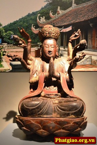 Tượng Bồ tát Quan Âm Chuẩn đề, gỗ sơn son thếp vàng thời Mạc, thế kỷ XVI.