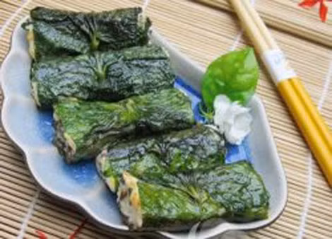 Chả đậu phụ lá lốt. Nếu không hứng thú với cảm giác ngậy mỡ của chả nhân thịt, chị em có thể thay thế bằng cách chế biến chả đậu phụ lá lốt với phần nhân đậu phụ dầm nhuyễn trộn với nấm hương và mộc nhĩ thái nhỏ.