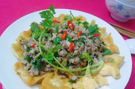 Đậu phụ sốt thịt băm. Đậu phụ sốt thịt băm khá đẹp mắt khi kết hợp hoàn hảo với màu đỏ của ớt, xanh rì của hành, lá mùi và vàng ươm của đậu phụ rán. Đặc biệt, món ăn không hề mang lại cảm giác ngấy mỡ, đưa cơm.