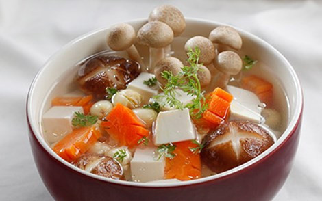 Đậu phụ nấu canh rau củ.