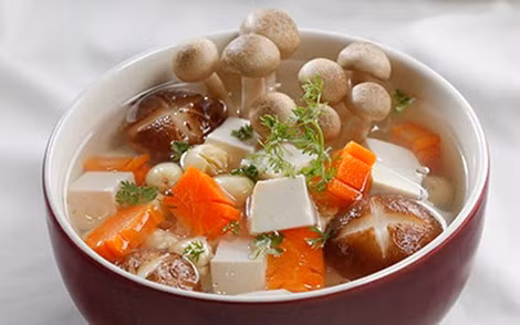 Đậu phụ nấu canh rau củ.