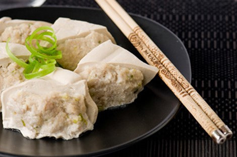 Đậu phụ nhồi thịt hấp. Món ăn khá công phu khi chị em phải nhồi thịt sao cho miếng đậu không bị nứt toác, vỡ vụn. Dù vậy, công sức bạn bỏ ra là hoàn toàn xứng đáng khi thưởng thức món ăn bổ dưỡng, thích hợp dùng với cơm, miến hay mì đều được.