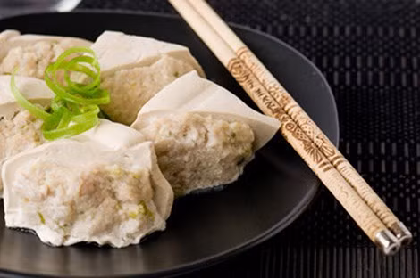 Đậu phụ nhồi thịt hấp. Món ăn khá công phu khi chị em phải nhồi thịt sao cho miếng đậu không bị nứt toác, vỡ vụn. Dù vậy, công sức bạn bỏ ra là hoàn toàn xứng đáng khi thưởng thức món ăn bổ dưỡng, thích hợp dùng với cơm, miến hay mì đều được.