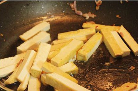 Đậu phụ xào măng.