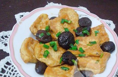 Đậu phụ kho nấm. Để làm món ngon từ đậu phụ này, bạn cần chuẩn bị hành, nấm, đậu phụ và một vài gia vị. Món ăn đạt chuẩn khi đậu rán màu vàng ươm bắt mắt kết hợp với vài tai nấm đen nở đều, dai mềm tuyệt ngon.