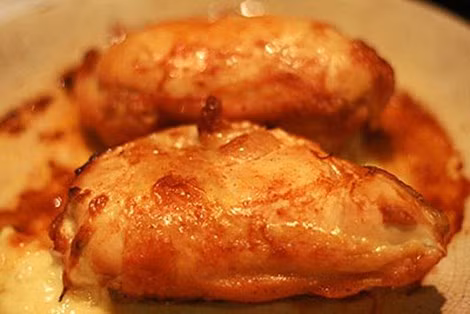 Tận dụng dầu dừa trong món pho mát nướng: Trường hợp không có bơ, sử dụng dầu dừa cho pho mát nướng vẫn dễ dàng có được hương vị thơm ngon đặc biệt.