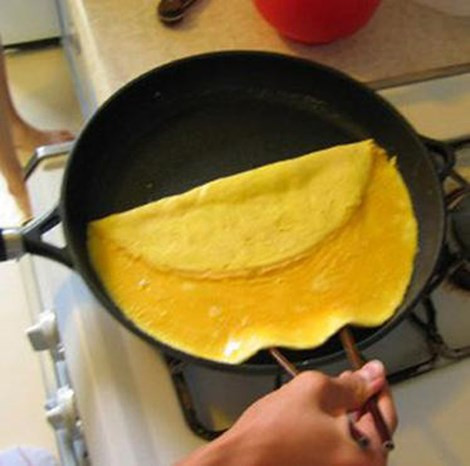 Dùng để chiên trứng: So với loại dầu ăn thông thường, dùng dầu dừa để nấu ăn, tráng trứng sẽ giúp món ăn ngon hơn, không bị dính sát suốt quá trình chế biến.