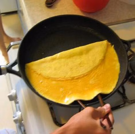 Dùng để chiên trứng: So với loại dầu ăn thông thường, dùng dầu dừa để nấu ăn, tráng trứng sẽ giúp món ăn ngon hơn, không bị dính sát suốt quá trình chế biến.