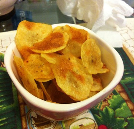 Giảm tác hại cho món khoai tây nướng: Thưởng thức khoai tây nướng ở nhiệt độ cao không được khuyến khích vì có hại cho sức khỏe. Để giảm thiểu điều này, bạn có thể cắt lát khoai tây, dùng dầu dừa chải nhẹ lên bề mặt rồi đưa vào lò nướng chừng 15 phút là được.