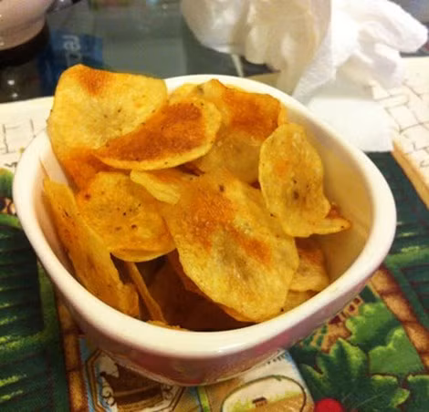 Giảm tác hại cho món khoai tây nướng: Thưởng thức khoai tây nướng ở nhiệt độ cao không được khuyến khích vì có hại cho sức khỏe. Để giảm thiểu điều này, bạn có thể cắt lát khoai tây, dùng dầu dừa chải nhẹ lên bề mặt rồi đưa vào lò nướng chừng 15 phút là được.