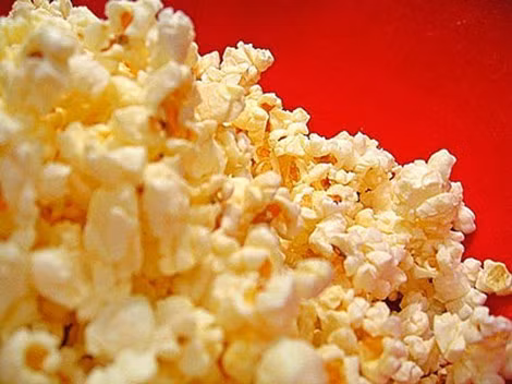 Thêm hương vị cho bắp rang bơ: Nếu không ưng cảm giác ngầy ngậy của bơ, bạn có thể cải thiện món ăn vặt yêu thích bằng cách dùng dầu dừa để rang. Tiếp đó, rắc đều chút muối tinh thể lên bề mặt bỏng ngô.