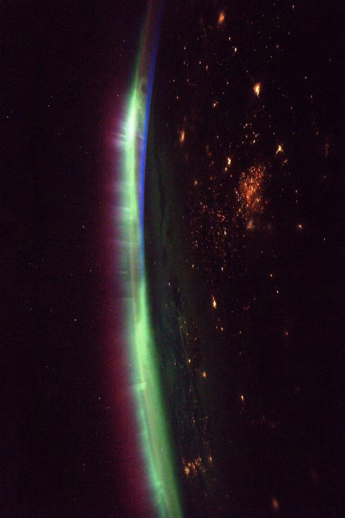 Thomas Pesquet chia sẻ trên Twitter rằng, anh không thể quay đi khi nhìn thấy cảnh tượng này qua cửa sổ.