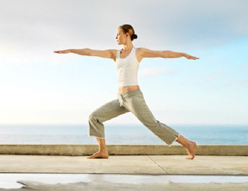 Luyện tập thể thao, sống lành mạnh, tập yoga mỗi ngày là một trong những cách để bạn phòng tránh ung thư.