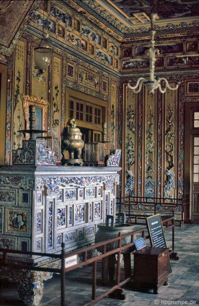 Nội thất bên trong lăng Khải Định.