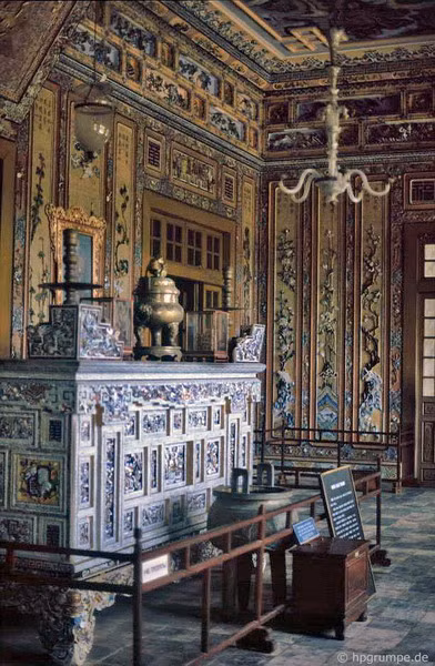 Nội thất bên trong lăng Khải Định.