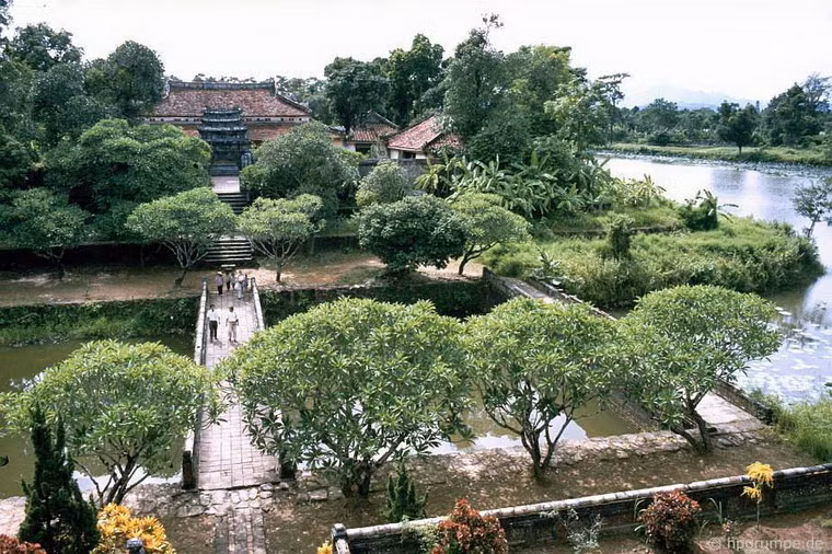 Toàn cảnh lăng Minh Mạng.