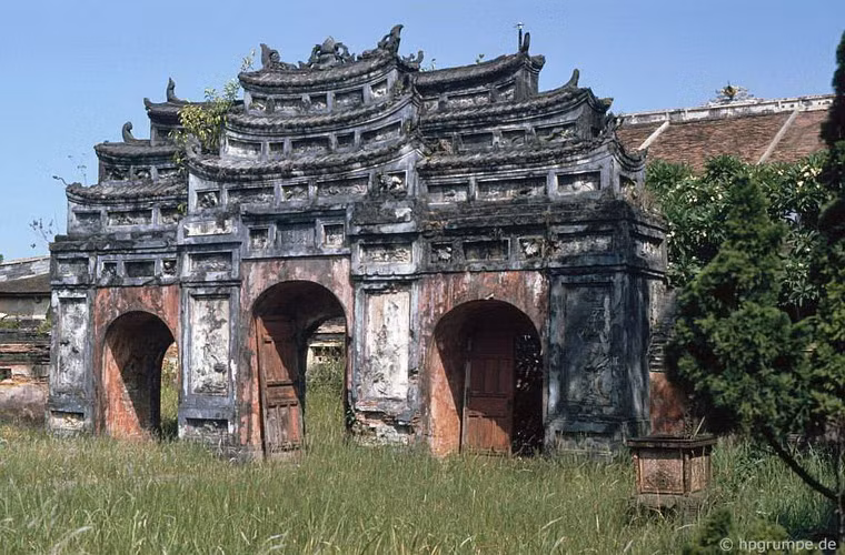 Cổng Thọ Môn dẫn vào cung Diên Thọ trông khá hoang phế.