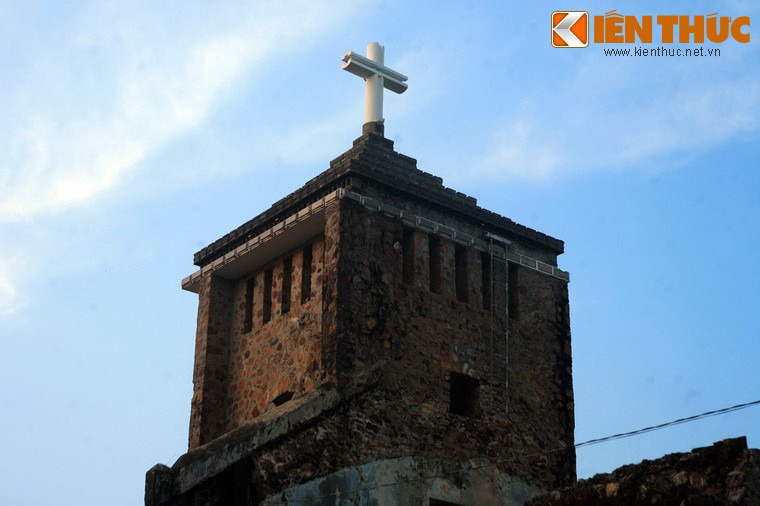 Tháp chuông là phần còn nguyên vẹn nhất của nhà thờ. Nhưng tiếng chuông không còn vang, mà chỉ còn lại dư âm từ sự kiện bi thảm năm 1978 vang vọng trong không gian hoang tàn, ảm đạm.