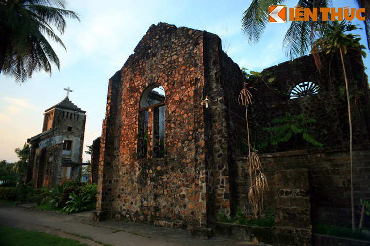 Ngày nay, tòa nhà thờ đá bề thế chỉ còn là phế tích đổ nát. Những gì còn lại cho thấy một cấu trúc điển hình của nhà thờ kiểu Pháp với mặt bằng hình chữ thập với hai cánh ngang mở ra hai bên giáo đường.