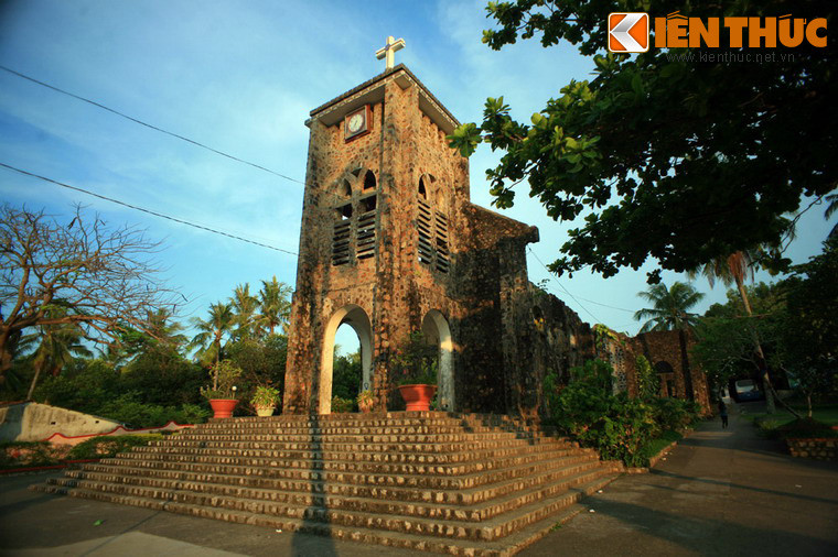 3. Nhà thờ đá Hòn Chông (Xã Bình An, Huyện Kiên Lương, Tỉnh Kiên Giang) là một nhà thờ bằng đá được xây dựng từ năm 1936 – 1940. Năm 1978, nhà thờ đã bị quân Khmer Đỏ phá hủy sau khi tràn qua biên giới Việt Nam. Hàng chục giáo dân đã thiệt mạng trong biến cố này.