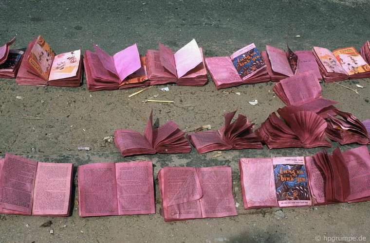 Những cuốn sách cũ được nhuộm phẩm màu và phơi khô trước khi sử dụng làm vỏ pháo.