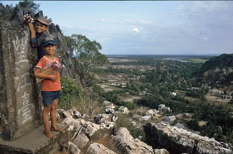 Những cậu bé bán hương ở Ngũ Hành Sơn.