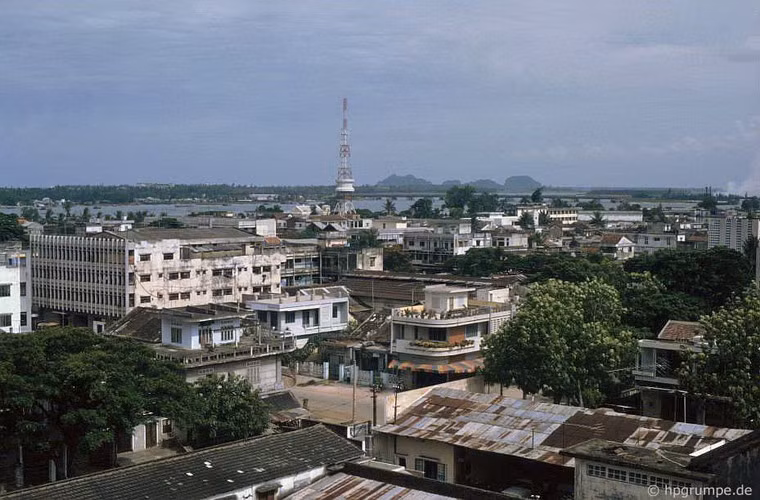 Sông Hàn thấp thoáng sau những dãy phố.