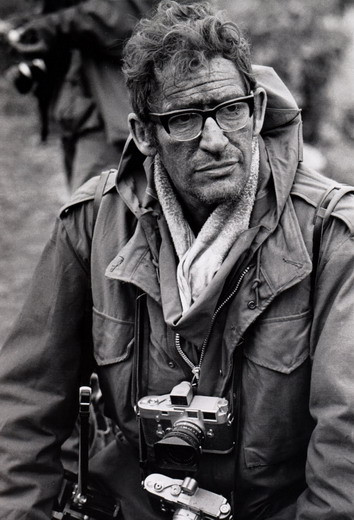  Larry Burrows (người Anh, 1926 - 1971) là phóng viên ảnh của tạp chí Life. Đến Việt nam từ năm 1962, ông một trong những nhiếp ảnh gia có mặt sớm và xây dựng được sự nổi tiếng của mình tại Việt Nam. Ông mất năm 1971 cùng Henri Huet và hai phóng viên khác trong vụ rơi trực thăng ở Lào. 