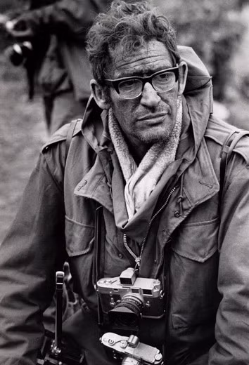  Larry Burrows (người Anh, 1926 - 1971) là phóng viên ảnh của tạp chí Life. Đến Việt nam từ năm 1962, ông một trong những nhiếp ảnh gia có mặt sớm và xây dựng được sự nổi tiếng của mình tại Việt Nam. Ông mất năm 1971 cùng Henri Huet và hai phóng viên khác trong vụ rơi trực thăng ở Lào. 