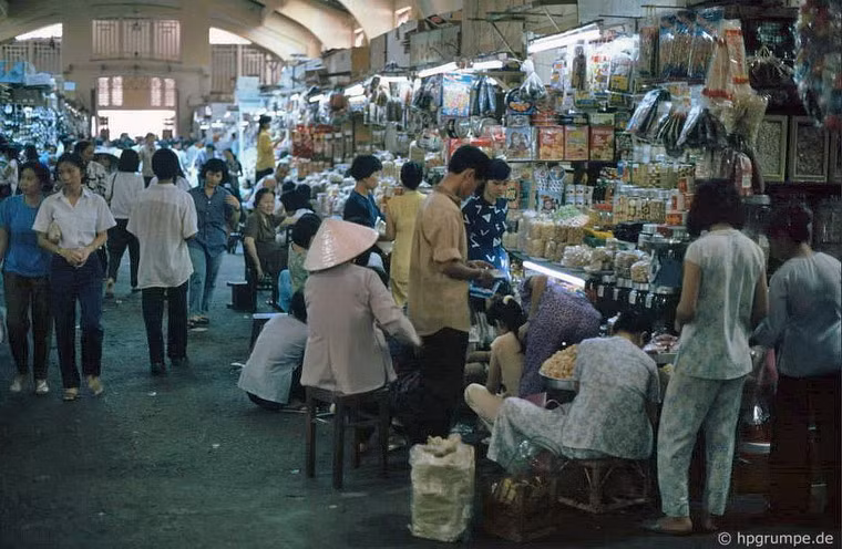 Với diện tích 13.000m2, chợ là nơi quy tụ hàng trăm hộ kinh doanh thuộc các lĩnh vực khác nhau.