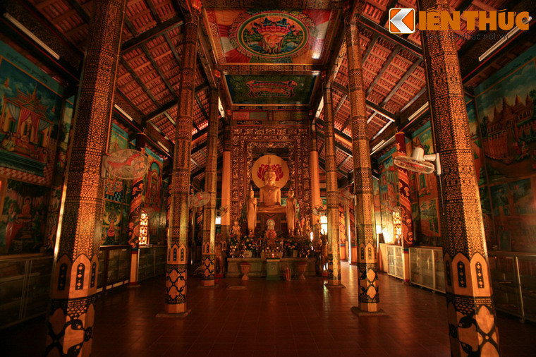 Như những ngôi chùa thuộc hệ phái Phật giáo Nam tông Khmer khác, trong chính điện chùa Âng cũng chỉ thờ duy nhất Phật Thích Ca. Bệ thờ Phật rộng gần 30 m2 gồm bốn bậc. Tượng Phật chính cao 2,1 mét. Xung quanh có khoảng 50 tượng Phật khác nhỏ hơn.