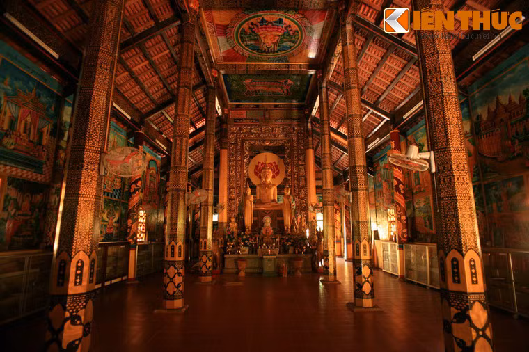 Như những ngôi chùa thuộc hệ phái Phật giáo Nam tông Khmer khác, trong chính điện chùa Âng cũng chỉ thờ duy nhất Phật Thích Ca. Bệ thờ Phật rộng gần 30 m2 gồm bốn bậc. Tượng Phật chính cao 2,1 mét. Xung quanh có khoảng 50 tượng Phật khác nhỏ hơn.