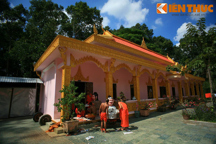 Trong khuôn viên chùa còn có các hạng mục công trình khác như trai đường, giảng đường... Cũng như nhiều ngôi chùa Khmer khác, chùa Âng không chỉ là nơi tu hành của các nhà sư mà còn là nơi thanh niên Khmer đến tu học.