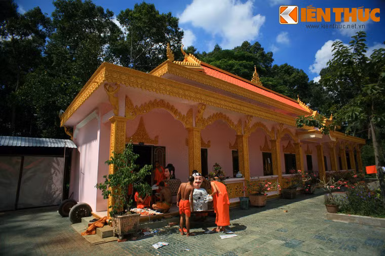 Trong khuôn viên chùa còn có các hạng mục công trình khác như trai đường, giảng đường... Cũng như nhiều ngôi chùa Khmer khác, chùa Âng không chỉ là nơi tu hành của các nhà sư mà còn là nơi thanh niên Khmer đến tu học.