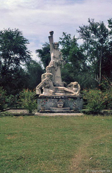 Đài tưởng niệm nạn nhân của vụ thảm sát Mỹ Lai.